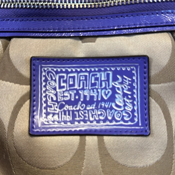 Coach shoulder bag with full front zipper pocket. Excellent condition. - Picture 10 of 11
